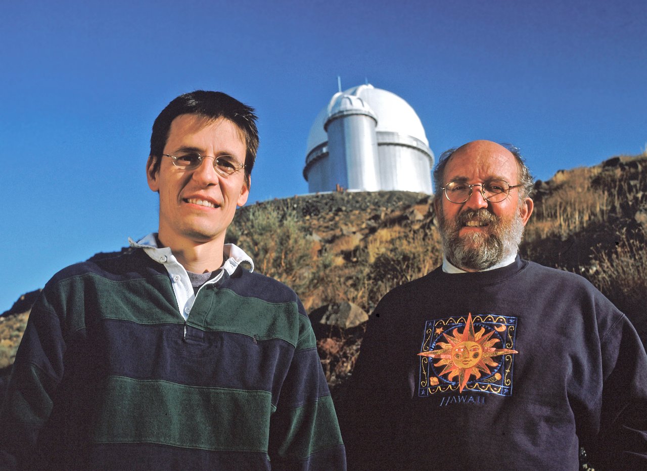 Didier Queloz (izquierda) y Michel Mayor (derecha) en el Observatorio La Silla en Chile. Crédito: L. Weinstein/Ciel et Espace Photos